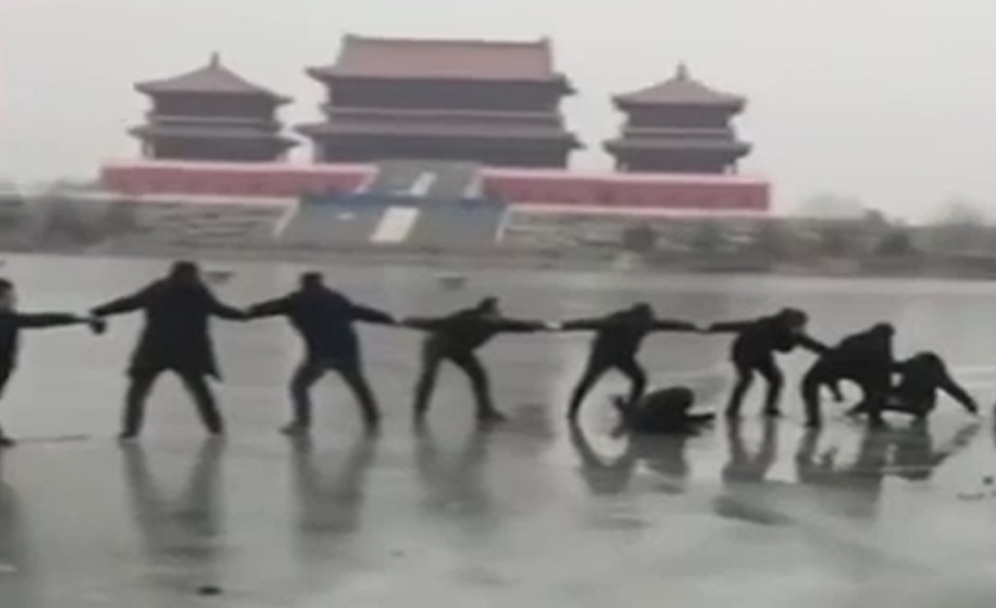 چین ،انسانی چین سے خاتون کو منجمد جھیل سے نکال لیا گیا