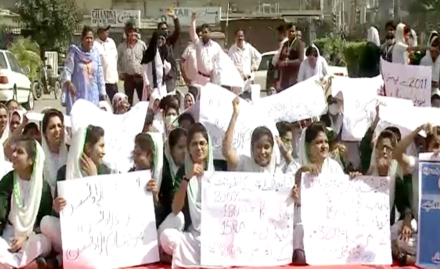 کراچی ، کے ایم سی اسپتالوں کی نرسیں مطالبات کے حق میں سڑکوں پر نکل آئیں