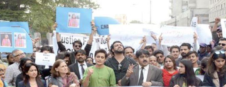 کراچی میں فنکار بھی زینب کو انصاف دلوانے میں سراپا احتجاج
