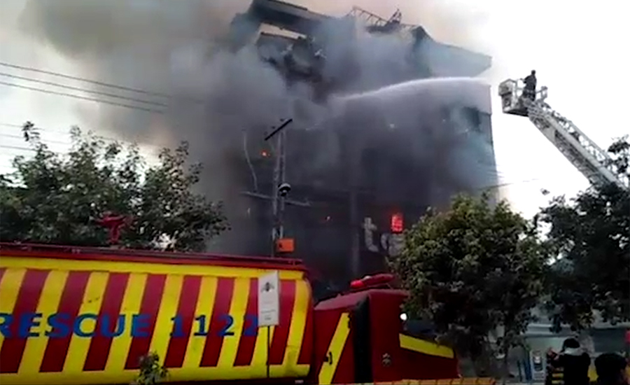 لاہور: گلبرگ میں 5 منزلہ ڈیپارٹمنٹل سٹور میں آگ لگنے سے کروڑوں کا سامان خاکستر
