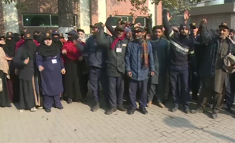 تین ماہ سے تنخواہیں نہ ملنے پر میو اسپتال لاہور میں سکیورٹی گارڈ سراپا احتجاج