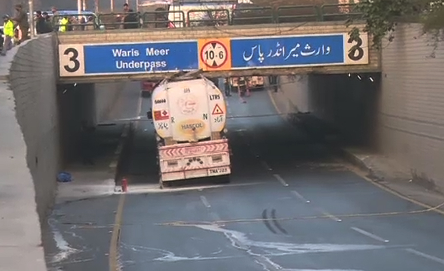 لاہور، کینال روڈ پر آئل ٹینکر انڈر پاس میں پھنس گیا، تیل بہنے پر انتظامیہ پہنچ گئی