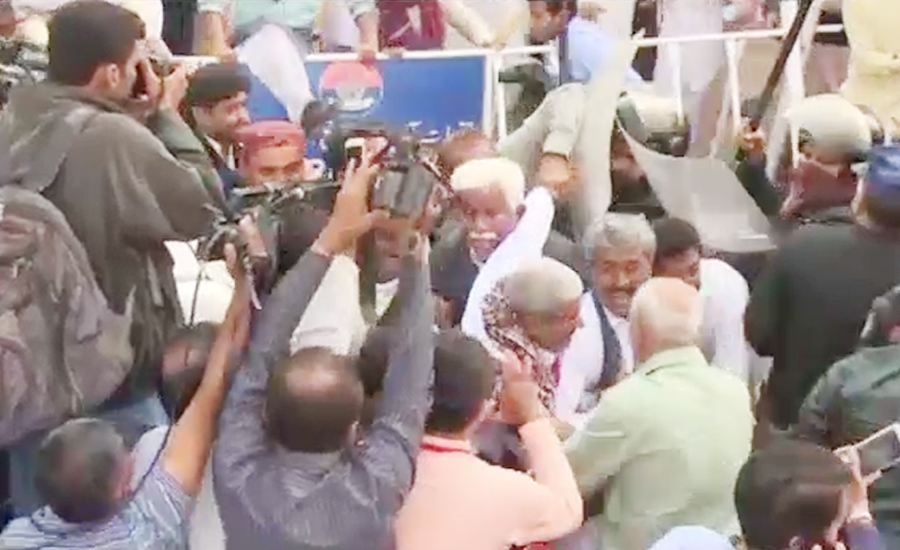 کراچی ، پولیس کا احتجاجی اساتذہ پر لاٹھی چارج ، شیلنگ بھی کی