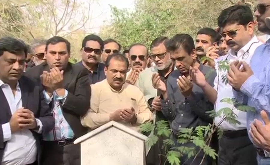 کراچی، ایم کیو ایم رابطہ کمیٹی کی شہدا قبرستان آمد، پھولوں کی چادر چڑھائی