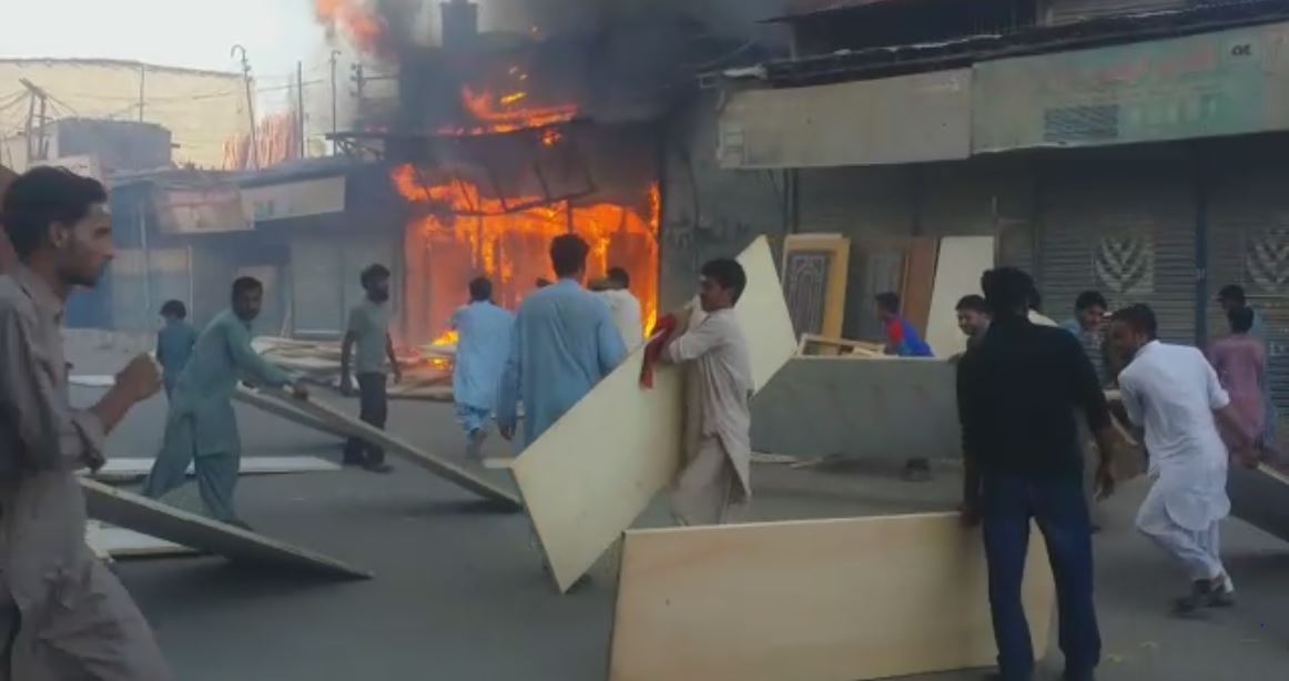 نیو کراچی کے علاقے گودھراں میں لکڑی کا گودام شعلوں کی لپیٹ میں آ گیا