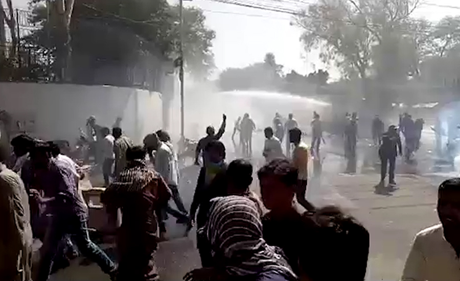 پنجاب اسمبلی کے باہر پولیس  اور ڈینگی ملازمین میں جھڑپ،علاقہ میدان جنگ بن گیا
