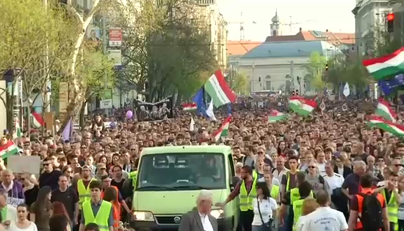 یورپی ملک ہنگری میں ہزاروں لوگ نو منتخب وزیراعظم کیخلاف سڑکوں پر نکل آئے