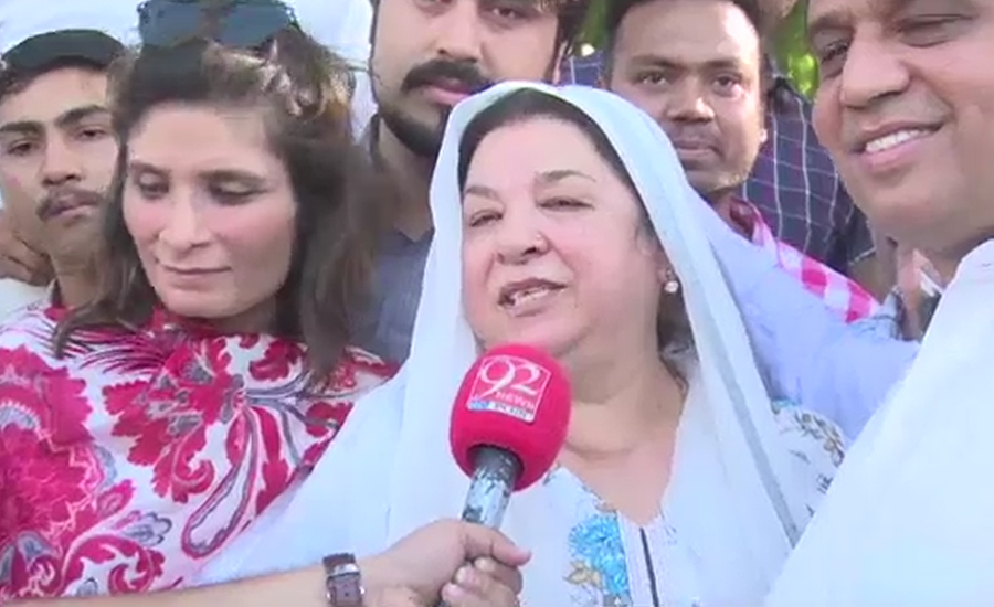 خواجہ آصف کی نا اہلی پر پی ٹی آئی کا لاہور میں جشن