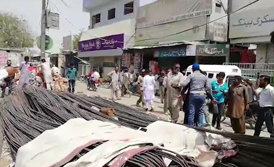 شیخوپورہ،پولیس کی جانب سے گھر کا دروازہ کاٹتے ہوئے آگ لگ گئی ،نوجوان جاں بحق