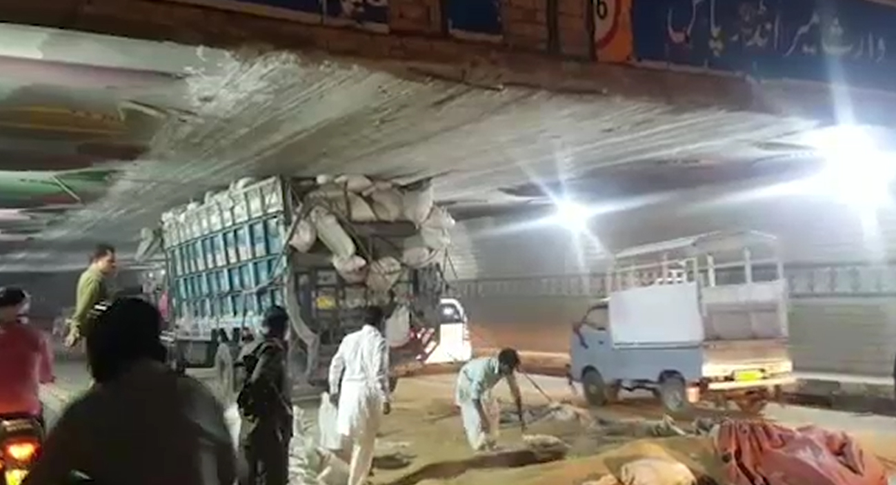 لاہور ، کینال روڈ پر گندم سے بھرا ٹرک وارث میر انڈر پاس سے ٹکرا گیا