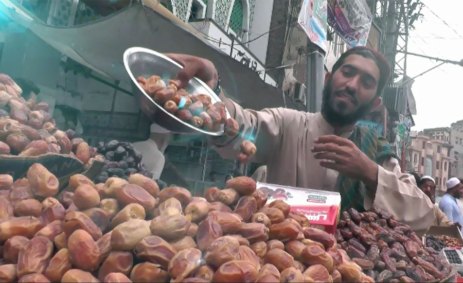 رمضان آتے ہی پشاور کے بازاروں میں مختلف اقسام کی کھجوروں کے اسٹالز