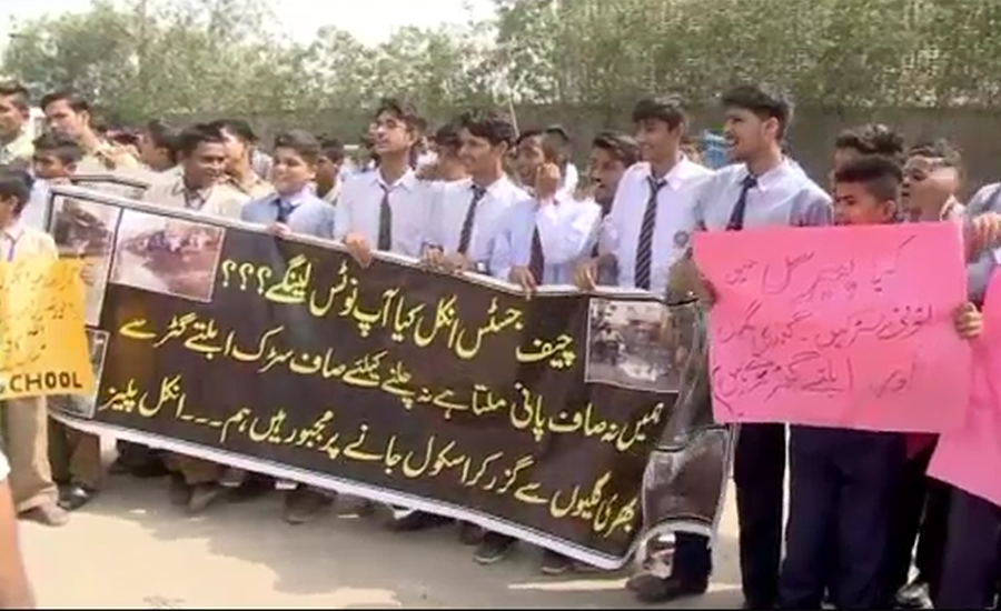 کراچی ، لیاری میں طلبہ کاسیوریج سسٹم کی تباہ حالی کیخلاف انوکھا احتجاج