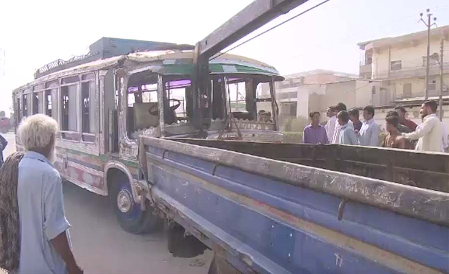 کراچی ، کورنگی صنعقی ایریا میں تیز رفتاری کے باعث بس الٹ گئی