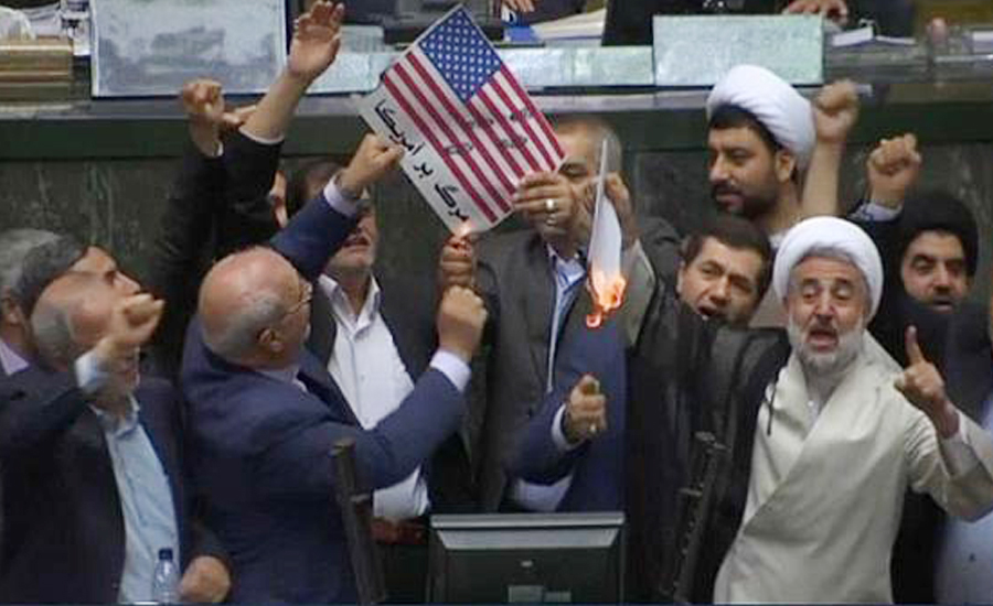 ایرانی پارلیمنٹ میں امریکی پرچم کو بھی نذرآتش کردیا گیا