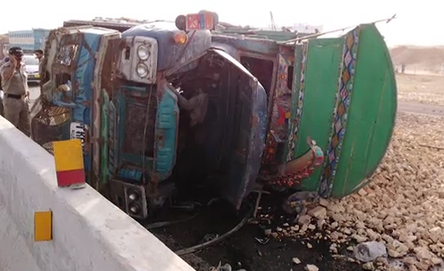 جامشورو، ٹرک نے کار کو کچل دیا،دوخواتین اور تین بچوں سمیت6افراد جاں بحق