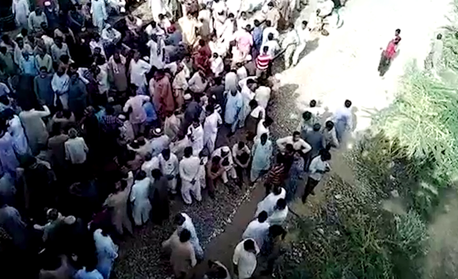 کراچی  میں اسٹیل ملز ملازمین کا دھرنا،ریلوے ٹریک بند کردیا