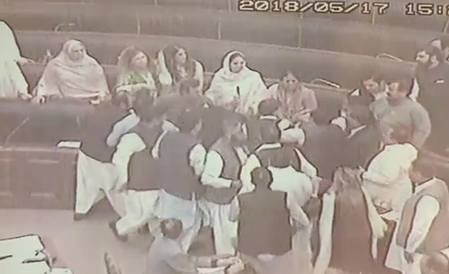 پنجاب اسمبلی کے اجلاس کے دوران  ہنگامہ آرائی ،ارکان کے ایک دوسرے کو دھکے
