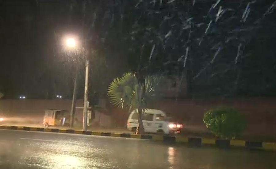 شہر لاہور میں تیز ہواؤں کے ساتھ موسلادھار بارش نے موسم کو خوشگوار بنا دیا