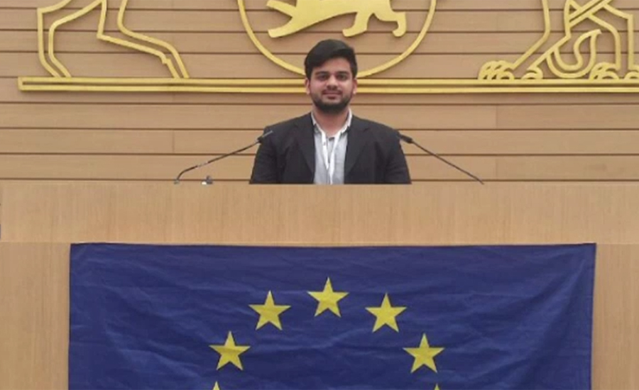پاکستانی نژاد جرمن نوجوان محمد طحہ چیمہ ایک دن کے لیے یورپین پارلیمنٹ کا رکن مقرر