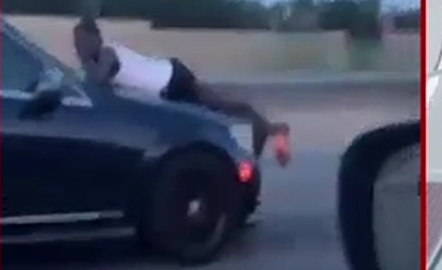تیزرفتار گاڑی کے بونٹ پر بیٹھے لڑکے کی ویڈیو وائرل