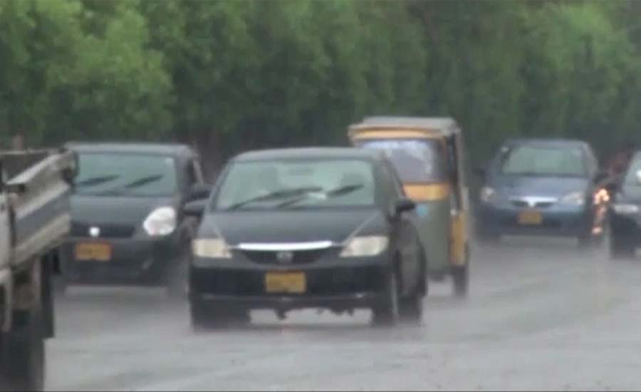 کراچی میں کہیں ہلکی تو کہیں تیز بارش، گرمی کا زور ٹوٹ گیا