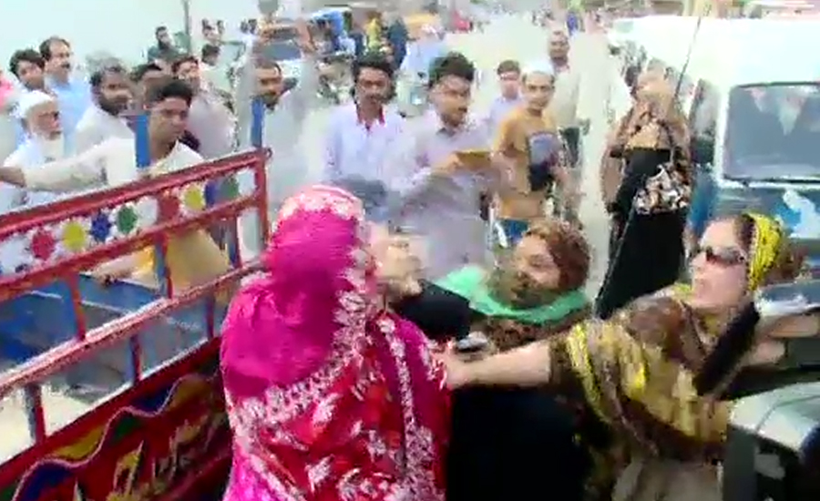 ملتان، ٹکٹوں کی تقسیم پر پی ٹی آئی کی خواتین کا شاہ محمود کی رہائشگاہ کے باہر احتجاج