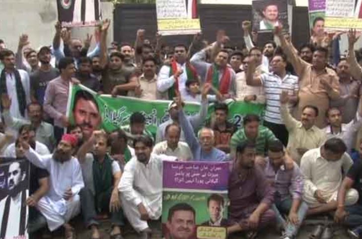 عمران خان کی زمان پارک میں رہائش گاہ کے باہر کارکناں سراپا احتجاج
