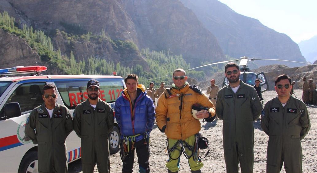 ہنزہ ، 19 ہزار فٹ بلند چوٹی پر پھنسے 2 برطانوی کوہ پیماؤں کو زندہ بچا لیا گیا