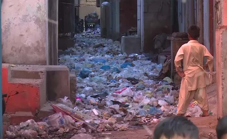 کراچی ، سمندر کنارے شہر کی پیاس بجھی نہ کچرے کے انبار سے جان چھوٹی