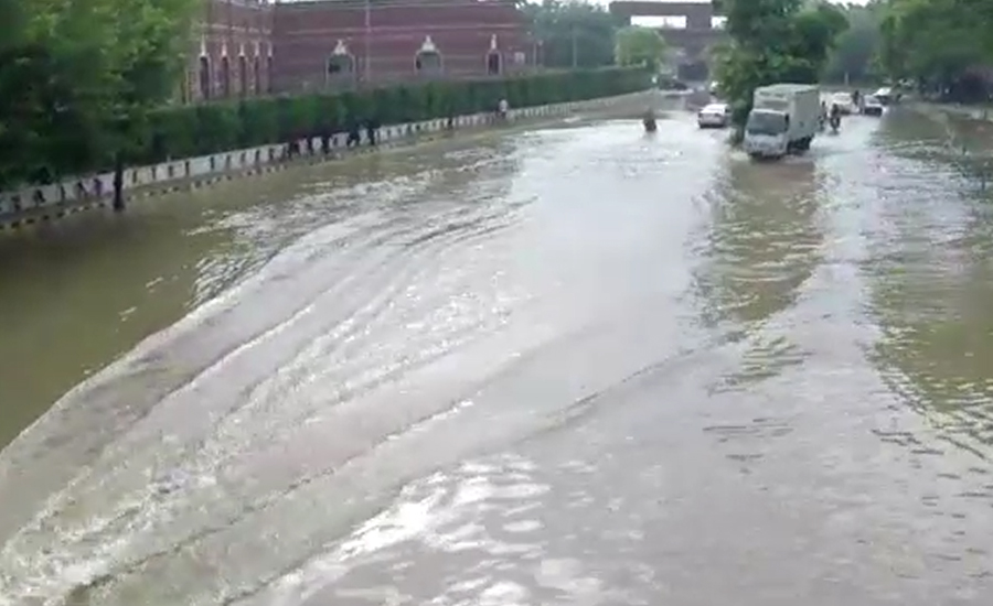 بارش رکنے کے بعد بھی لاہور کی سڑکیں پانی میں غرق، شہری شدیدمشکلات کا شکار