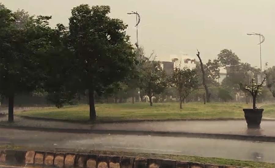 لاہور سمیت پنجاب کے کئی شہروں میں طوفانی بارش