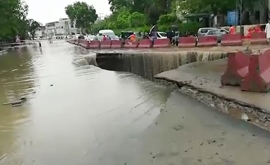 لاہور میں بارش اورنج لائن میٹرو ٹریک کی نئی تعمیرکردہ سڑک بہا لے گئی