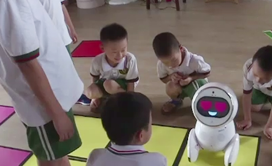 چین کے سکولوں میں روبوٹس ٹیچر رکھ دیئے گئے