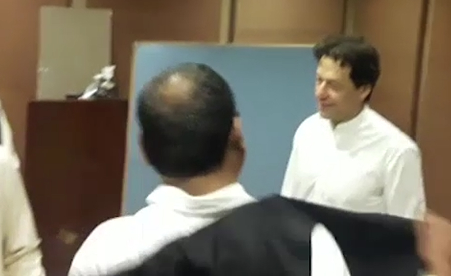 عمران خان نے کیمرہ مین سے ویسٹ کوٹ ادھارلیکر رجسٹریشن کیلئے تصویر بنوائی