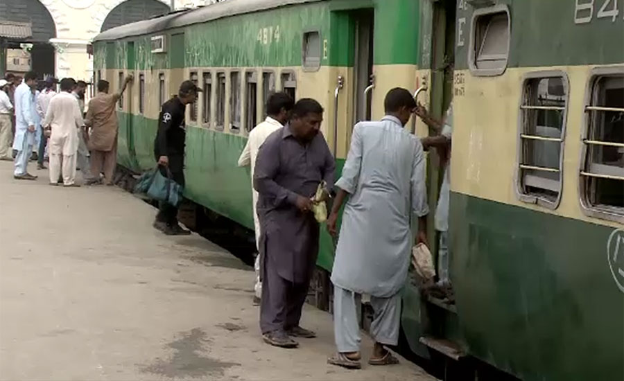 کراچی سے پردیسوں کی بڑی تعداد پہلی عید ٹرین کے ذریعے پشاور روانہ ہو گئی
