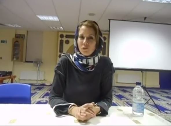 وزیراعظم عمران خان کی ایک اور پہچان ، جرمن خاتون کرسٹینا بیکر کو مسلمان کر دیا