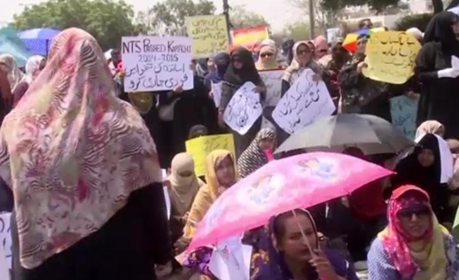 کراچی ، این ٹی ایس اساتذہ تنخواہیں نہ ملنے کیخلاف اے جی آفس کے باہر سراپا احتجاج