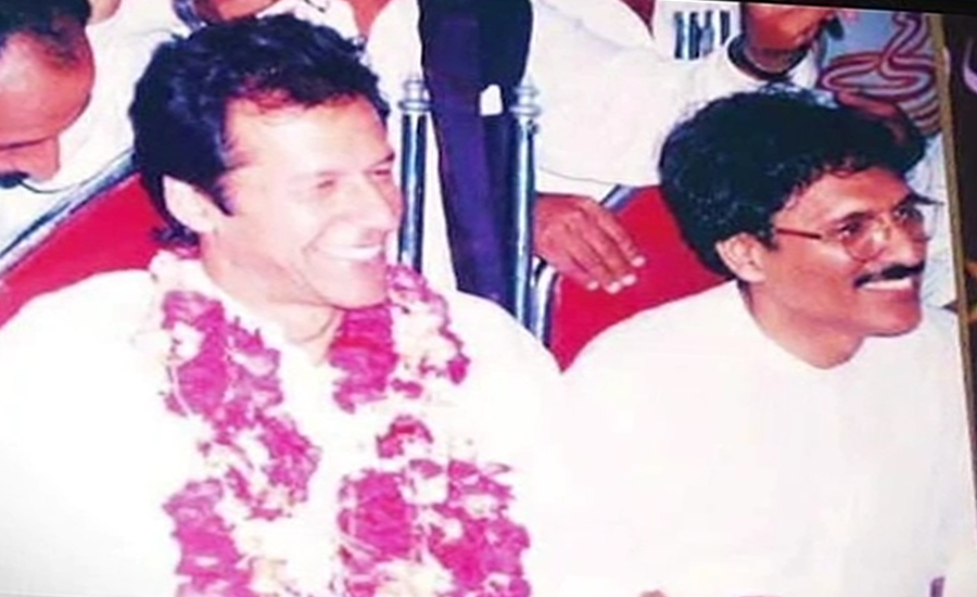 وزیراعظم عمران خان نے عارف علوی کیساتھ جوانی کے دنوں کی تصویر شیئر کردی