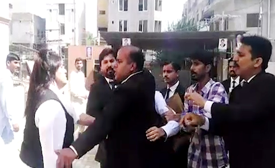 لاہور ، جوڈیشل کمپلیکس فیز ٹو میں وکلاء کی لڑائی ،خواتین وکلاء کا بھی مخالفین پر تشدد
