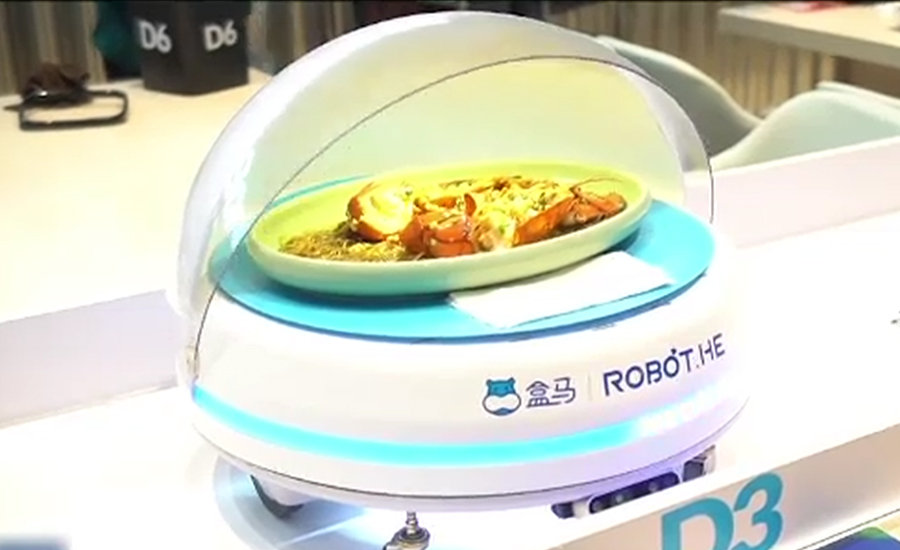 شنگھائی میں کھانا سرو کرتے ویٹر روبوٹس