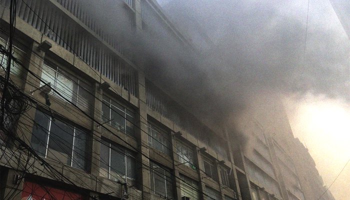 کراچی ، آئی آئی چندریگر روڈ پر عمارت میں لگنے والی آگ 7 گھنٹے بعد بجھائی جاسکی