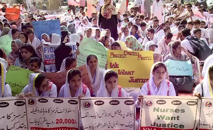 کراچی ، سرکاری اسپتالوں کی نرسوں کا پریس کلب کے باہر دھرنا دوسرے روز بھی جاری