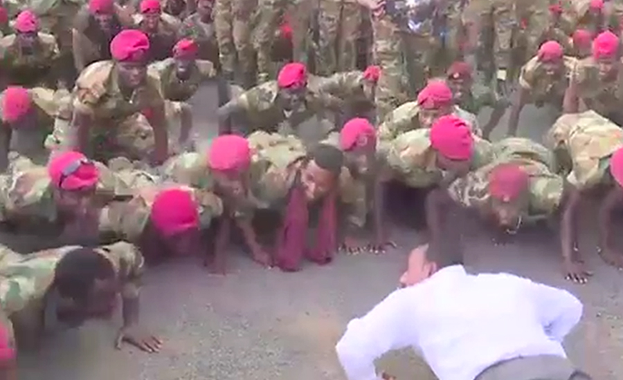 ایتھوپیا کے وزیراعظم کا اپنے فوجیوں  کے ہمراہ پش اپس کا مظاہرہ