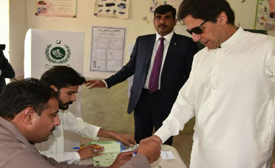 این اے 53، وزیراعظم عمران خان نے اپنا ووٹ کاسٹ کر دیا