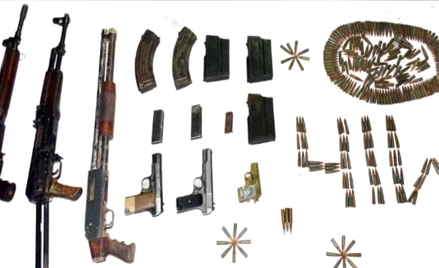کراچی ، رینجرز کاسرجانی ٹاؤن میں  مکان پر چھاپہ ، اسلحہ برآمد