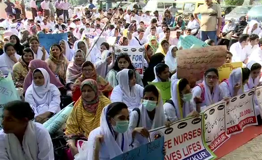 کراچی ، نرسوں کا پریس کلب کے باہر دھرنا، مطالبات پیش کر دیئے