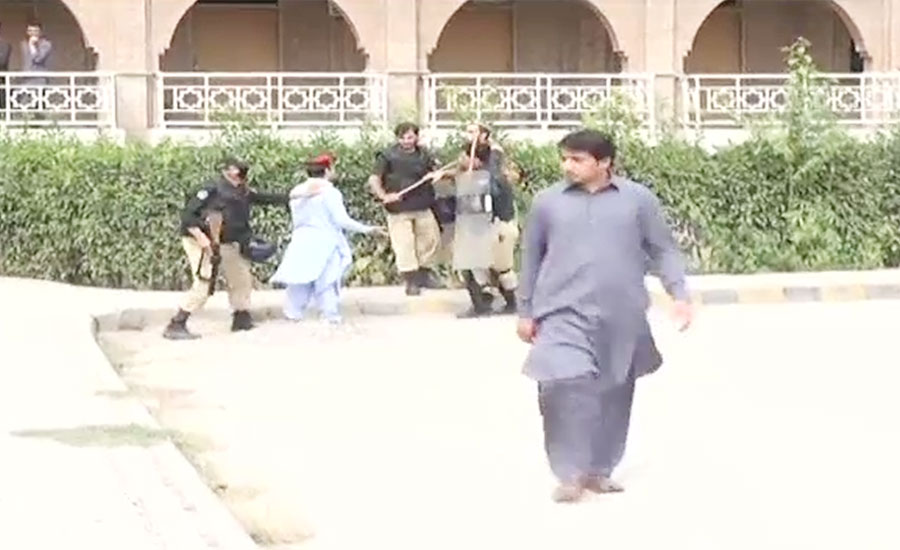 پشاور یونیورسٹی میں فیسوں کی کمی کا مطالبہ کرنیوالے طلبہ پر پولیس ٹوٹ پڑی