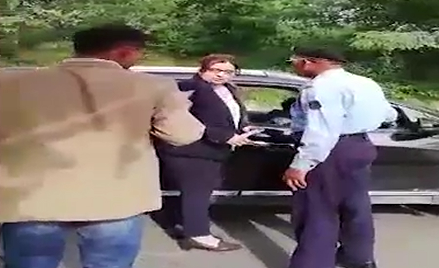بغیرنمبرپلیٹ گاڑی چلانے،پولیس کو دھمکیاں دینےوالی خاتون کیخلاف مقدمہ ‏درج