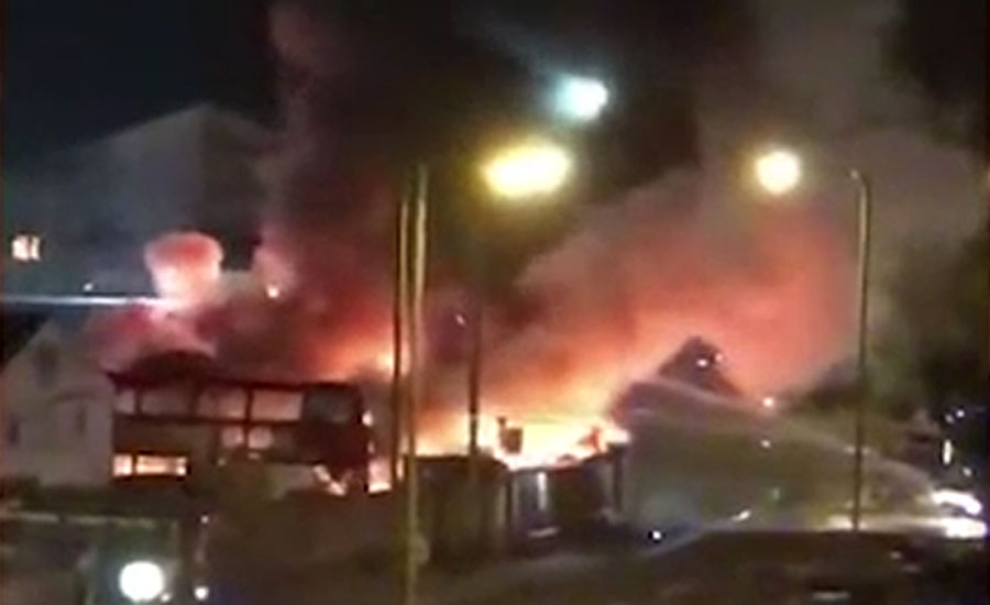 جنوبی لندن کے اورپنگٹن بس ڈپو میں دھماکوں کے بعد آگ بھڑک اٹھی