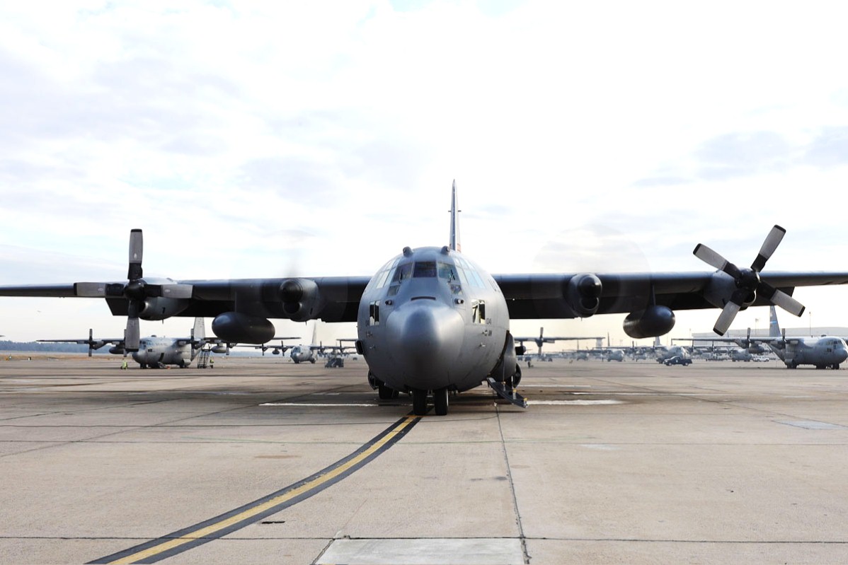 پاک فضائیہ کے طیارے C-130  کی نور خان ائیر بیس پر ہنگامی لینڈنگ